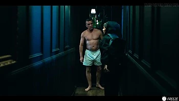 Брюнетка заморожена и трахается хозяином по свободному использованию