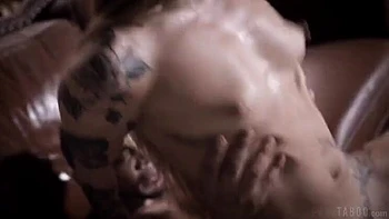 Ванесса Вега с большими сиськами ебется в жопу без защиты