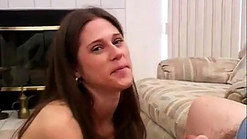 Mackensie gibt tiefen Blowjob und Handjob