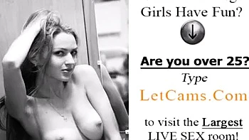 Gostosa excitada se masturba com brinquedo na live