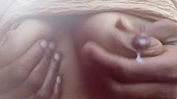 Sonam Bhabhis große Titten Massage und Cum-in-Mund Blowbang