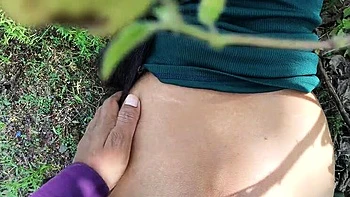 Desi Dorfgirl wird draußen zum ersten Mal hart gefickt