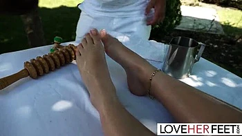 MILF tetona Tatiana follada al aire libre tras masaje con David