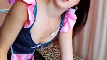 Latina gostosa chupando pau e rebolando a bunda grande