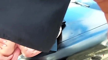 Skylar Snow fodida ao ar livre com uniforme fetiche