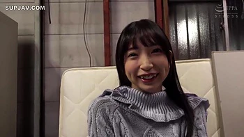 Азиатская брюнетка с маленькой грудью в трахаре с кремпай