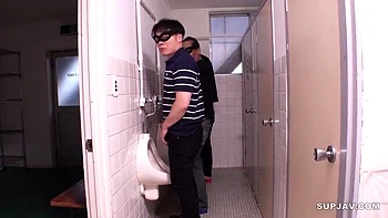 Азиатская брюнетка мастерица орального оргазма и буккаке