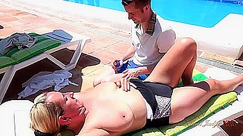 Milf cougar anglaise aux gros seins baisée dur en plein air