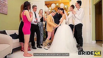 Brune russe jeune baise en public