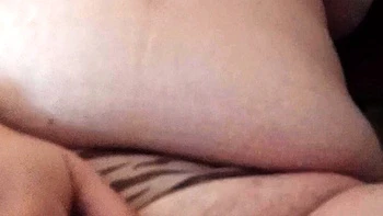 Inconnu me branle la chatte poilue et humide en filmant