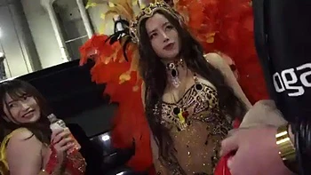 Maria Nagai chupa polla con su culo enorme