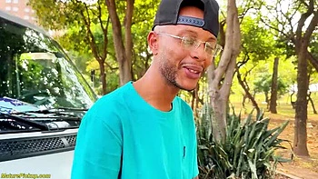 Dünne tätowierte Oma Sabrina wird im Van hart anal vom großen schwarzen Schwanz gefickt