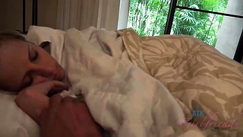 Makenna Blue con pussy apretado y dedos mojados