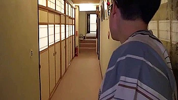 Épouse japonaise pulpeuse chevauche un jeune sexe