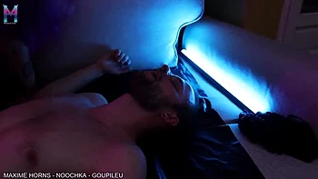 Trío amateur con Noochka: pegging, intercambio de leche y polla grande