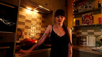 Сидни Харвин сосет и ласкает свои сиськи