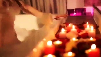 Большегрудая блондинка Майя готовится ко сну в душе соло