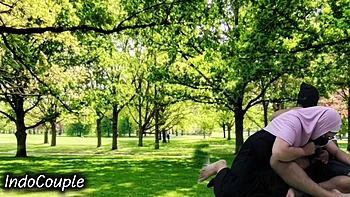 Casal indo fodendo ao ar livre, garota de hijab chupando pau no parque