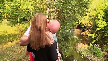 Morena milf folla al aire libre tras mamada de tetas