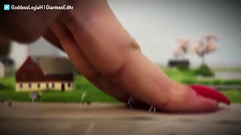 Гигантша Лейла и её фут-фетиш в городе