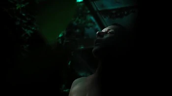 Milf cheveux courts dans un trio érotique en plein air