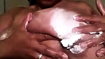 Эбони любительница с огромными натуральными сиськами