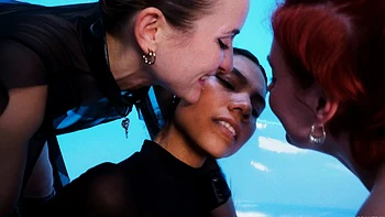 Diosa Muriel domine le trio lesbien