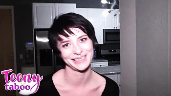 Voisin chaud baise la petite aux cheveux courts