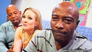 Блондинка получает первый черно-белый двойной трах