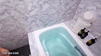 Asiatique amateur double pénétration avec creampie anal