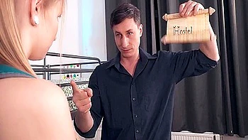 Morena de peitos pequenos brinca com a buceta asiática e brinquedos