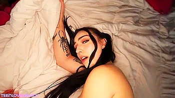 Snow Black e Scarlett fodem interracial teen em POV