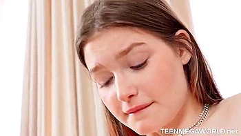 Salope brune à grosses nichons striptease et baise