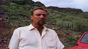 Моника трахает анально на природе