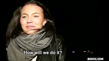 Vanessa Decker suce en voiture avec ses grosses nichons