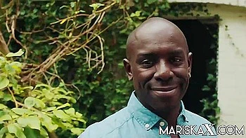 Milf brune de Mariska X baisée à l'extérieur par un gros sexe