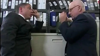 Брюнетка-тинейджерша жестко трахается с минетом