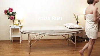 Chica burbujeante en trailer ardiente