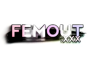 Schlanke Emo Tgirl mit kleinen Titten masturbiert allein