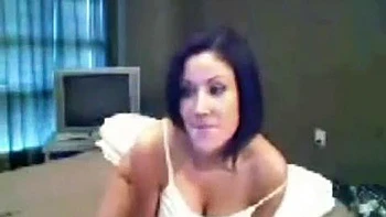 Tía tetona se desnuda sola mostrando sus tetas