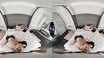 Brune Jasmine Jayne chevauche en cowgirl et cowgirl inversée