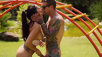 Парень трахает Джулию в жопу на улице, девчонки стонут