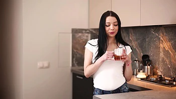 Russische Brünette Emily Bender fickt in der Küche mit Freund