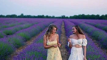 Альберто трахает Стейси и Мию на природе в жестком групповом