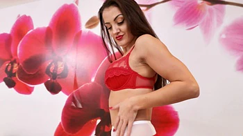 Brünette in Strümpfen reizt mit 36C-Titten und Fingern