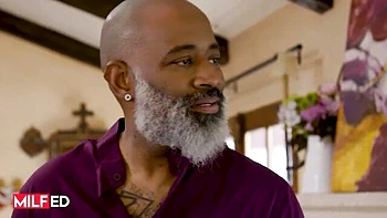 Ebony Mystique cavalga Ricky em cowgirl invertida