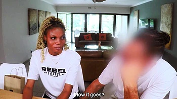 Adolescente negra fofa chupando pau grande no doggy