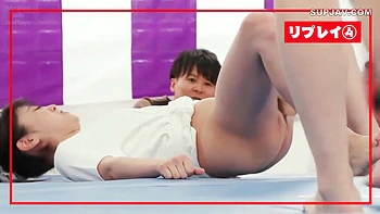 Chicas japonesas luchando sumo mientras follan anal con enema