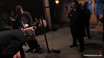 Adolescentes fodidas em gang bang BDSM com dupla penetração