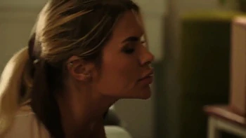 Zlata mit fettem Arsch und Titten im Stoff-Fetisch